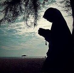 Tetap tersenyum :) walaupun hatinyya menangisss.:( :'(