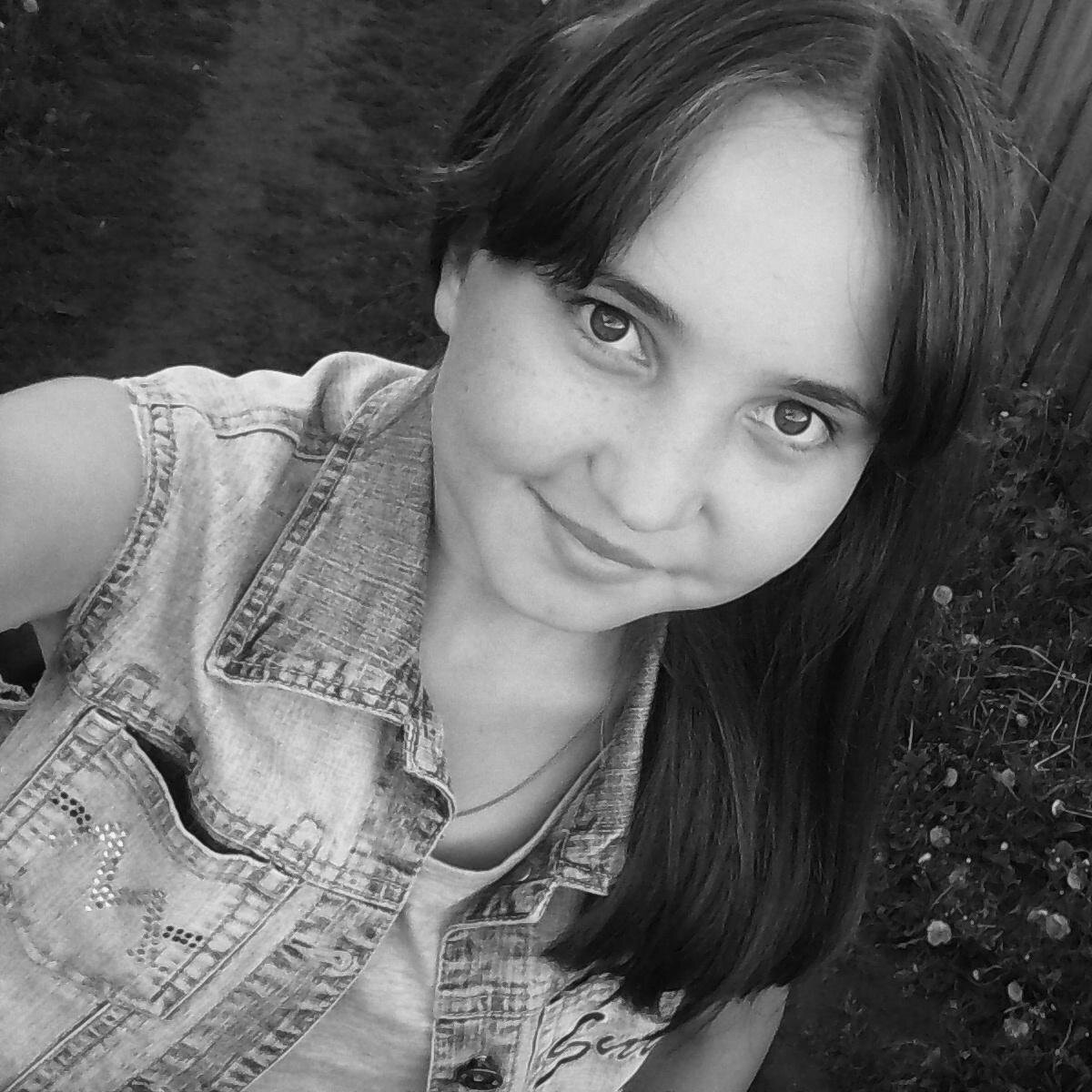 ♥good and loud music,friends,any strangenesse,hot chocolate,night, parties,photos,feeling of flight,books,sports,dreams,summer,snow, events,roses♥
Moon
