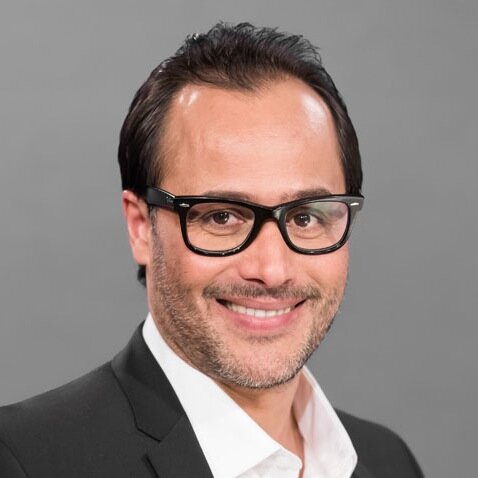 Journaliste et écrivain.