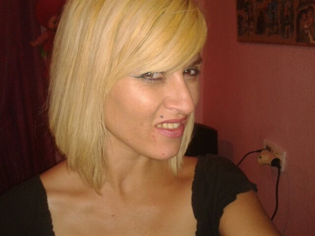 estudios,pelukera. sonriele a la vida!!todo lo ke te propongas lo puedes conseguir.MI DIOS ES LO MEJOR K TENGO