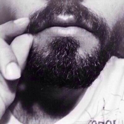 ‏أُغرد بجزء صادق و جزء غامض و جزء من ذوقي و جزء يستحيل أن يفهمه غيري !!