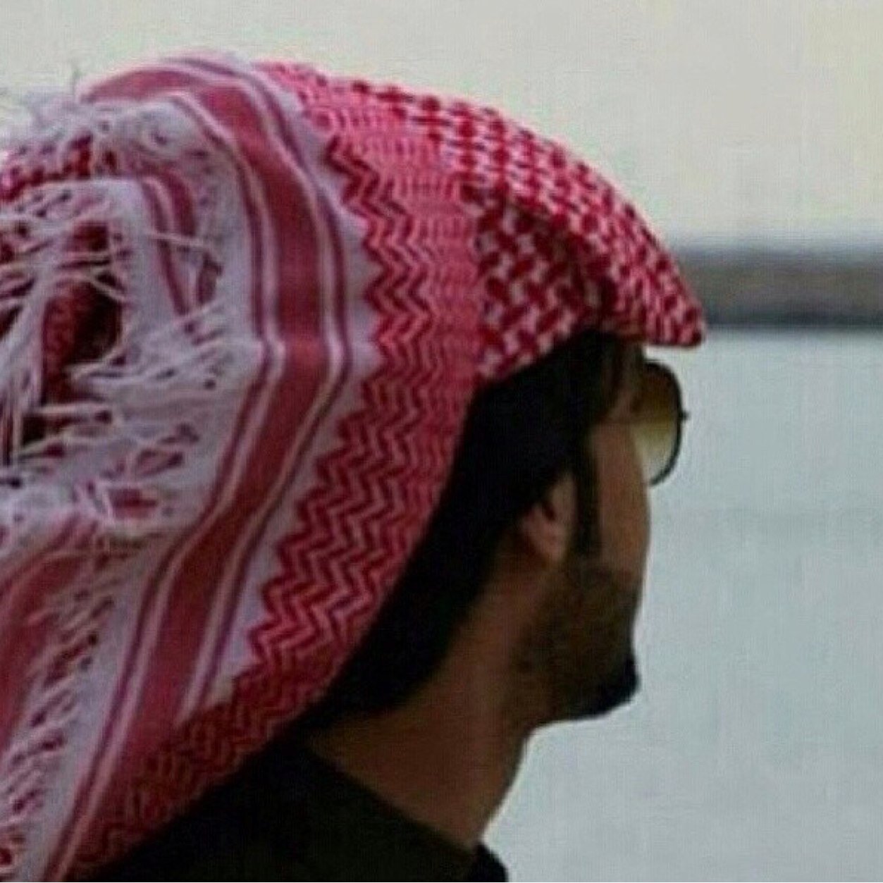 شباب في عمر الزهور
ي طمح الى المستقبل _خريج اله سنه