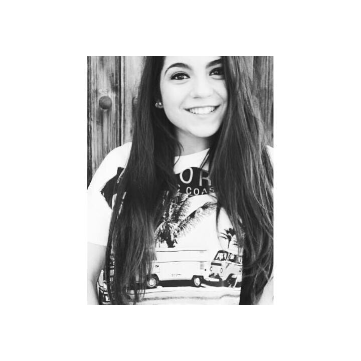 mbelieber99's profile picture. Este dolor en el pecho no es ausencia ni angustia,
son dos tragos de más y quizá, darte demasiada importancia.