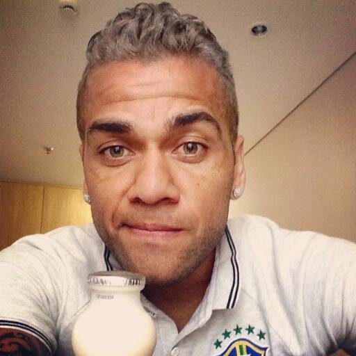 Esse Fã Clube é dedicado ao Dani Alves camisa 2 na Seleção  Brasileira, e no Barcelona camisa 22. Amo ele D+.... :)