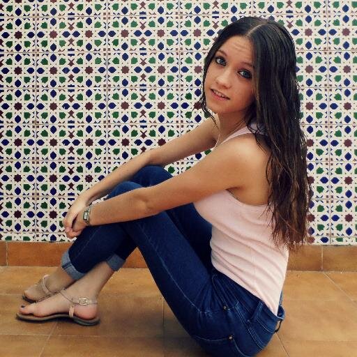 El 96 fue mi año. Mirando al futuro con una sonrisa en la cara y los puños apretados. No soy perfecta y nunca busqué serlo. Estudiante de Terapia Ocupacional.