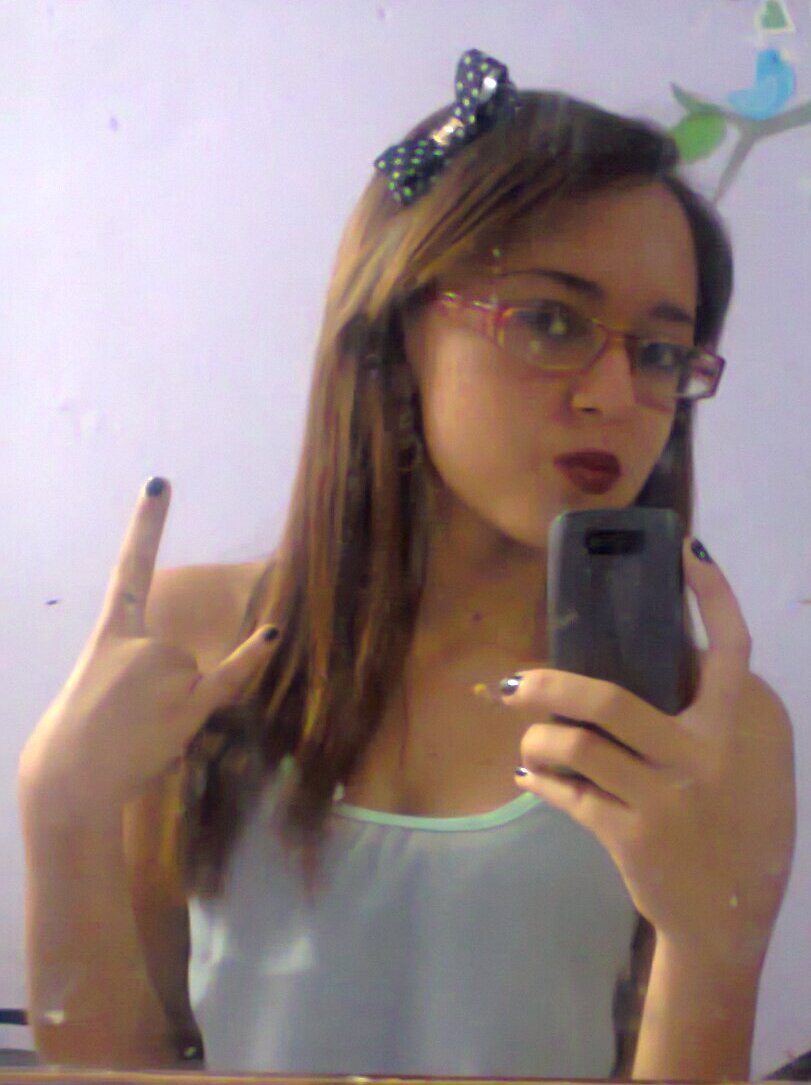 A menina que usava o all star
tradicionall e uma bermuda brega,
mais que hoje solta seus cabelos e
desfila pra causar inveja.  :*