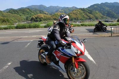 元CBR1000RR（SC59）乗り/陸上好き。主に長距離/
所有資格：ガス主任甲種、液石、電験3種、電工2種、エネ管、高圧ガス乙機etc。
電験2種の取得目指して勉強中。
ポンコツ製造工場の電気主任技術者やってます。
投資も少しずつ勉強中。