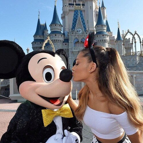HI ♥ ☺ I am Arianator, my name is Florencia I love @arianagrande C: FOLLOW ME @arianagrnde