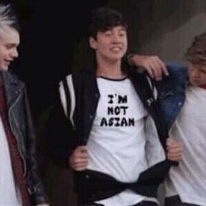 Calums butt is prettier than Luke in a tutu