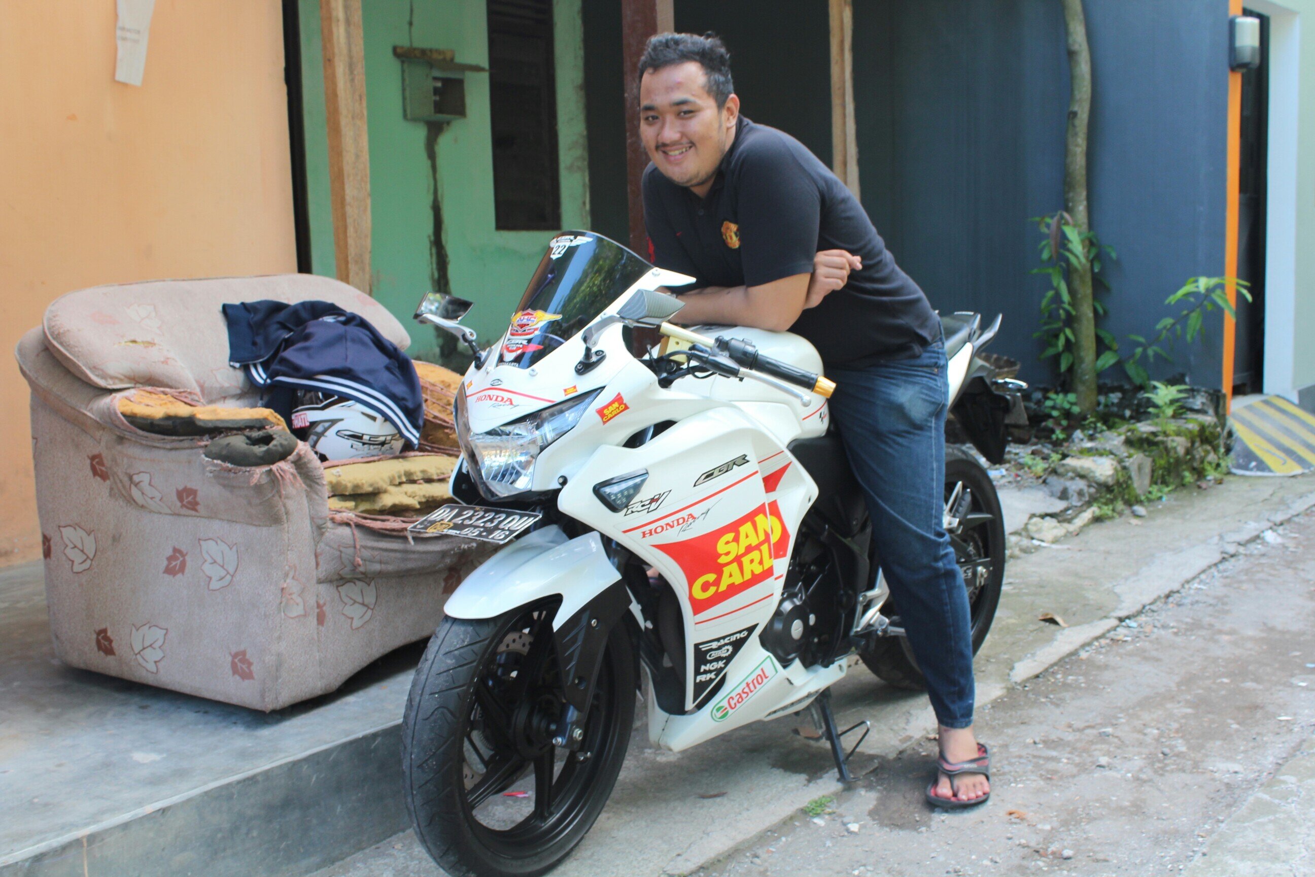|Part of @sabilalmania| Seorang pemuda penggemar bis @BismaniaOrg| International Relations '12| Part of @cbr250r_yogya 22
