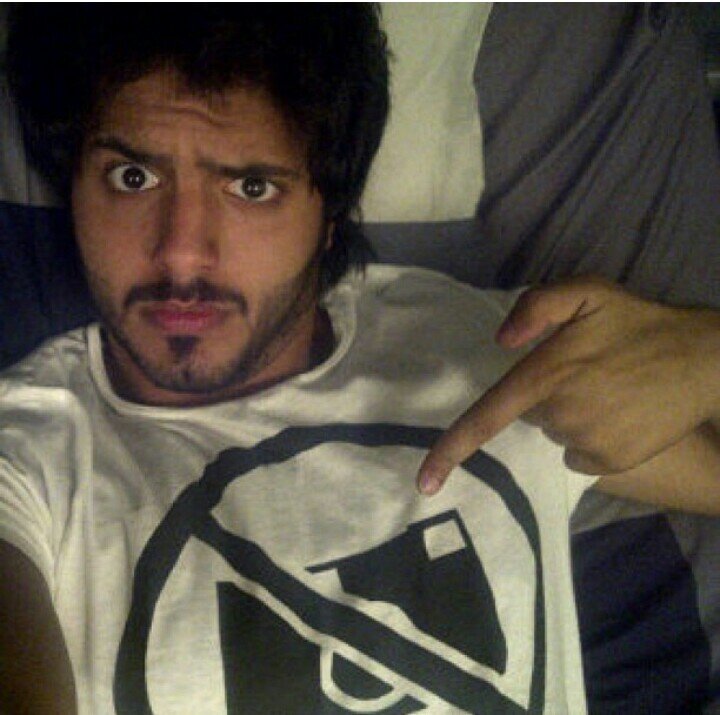 ‏انا ظلها انا قلب حبّها انا شخص تعلق فيها و لا ملّها. @___8Ok