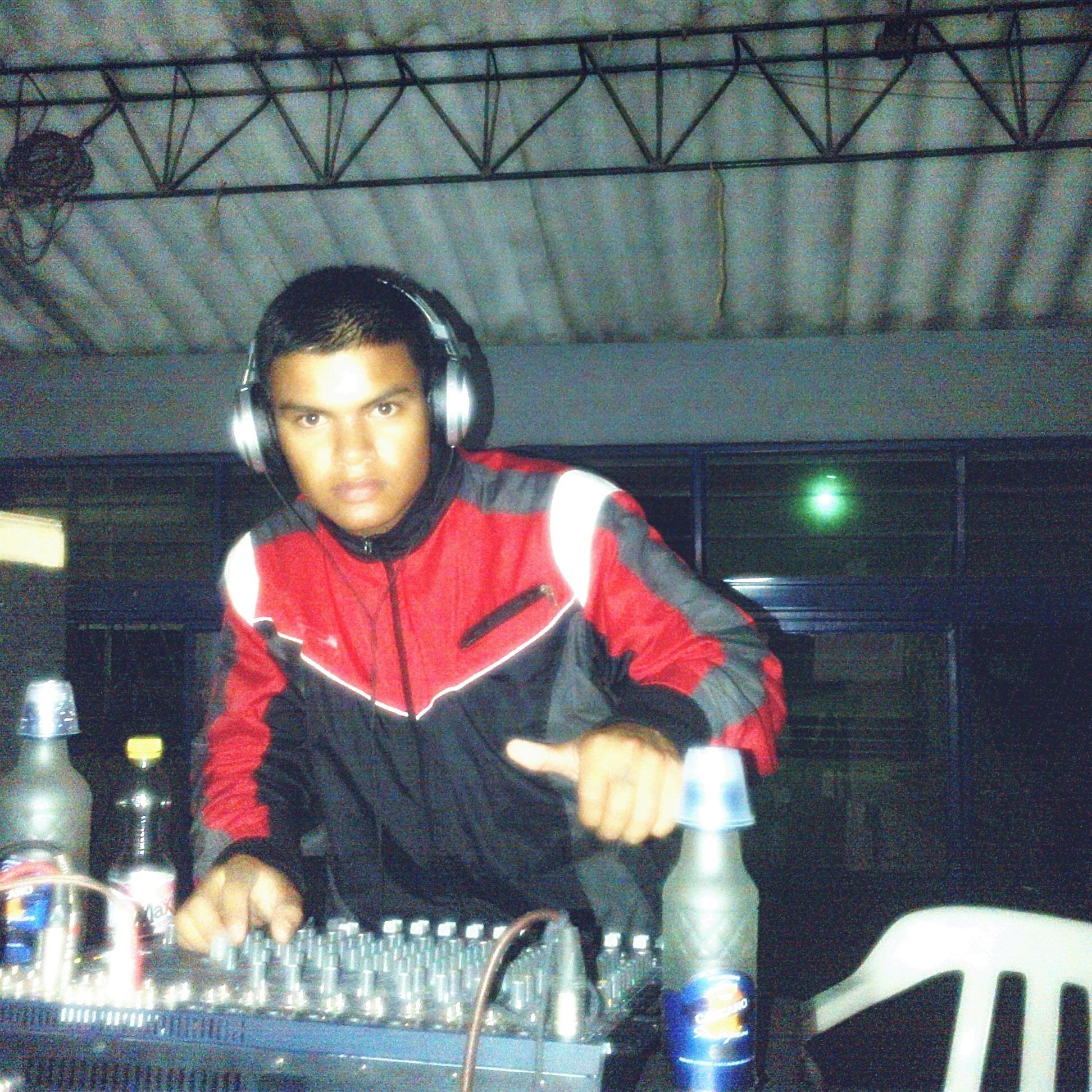 LA MUSICA ES COMO LAS MUJERES AVECES LAS ENTENDEMOS Y AVECES NO PODEMOS LOGRAR ENTENDERLAS