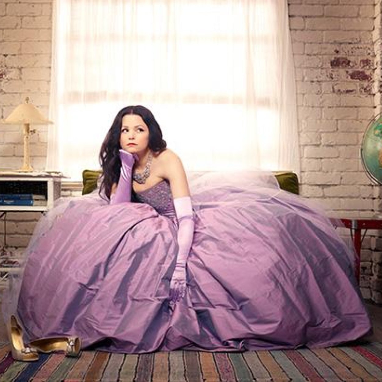 Hello. My name is Snow White (Also Mary Margret), but you can call me Snow. Love is useless. It only hurts you. Single. (Evil Snow)