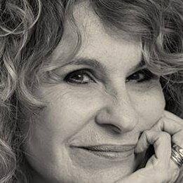 Poeta, novelista, nicaragûense y española. Su nueva novela: Un silencio lleno de murmullos, está ya en librerías. #Poet, novelist, feminist, humanist.