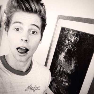 pls follow @ashtonslolita