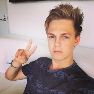 I only follow people Caspar follows so dont ask for a followback, i will tell you if you have been RTed onto his Timeline