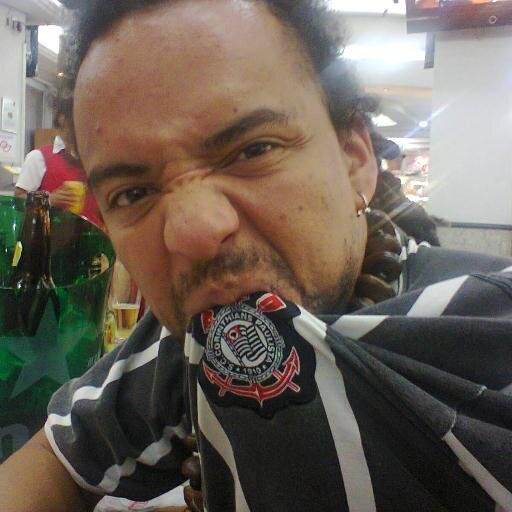 Brenner Paixão é Cantor, Compositor, Percussionista, Ator, Produtor e Gestor Cultural e Estudante e Pesquisador de Engenharia Agronômica.