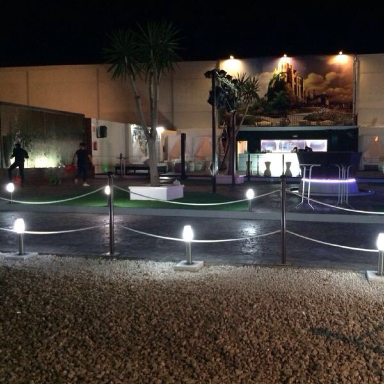 Tenemos el placer de acompañaros a pasar unas noches de verano lo mas divertidas posible,Buena Musica,Zona Vip,Gente Guapa, en una terraza espectacular