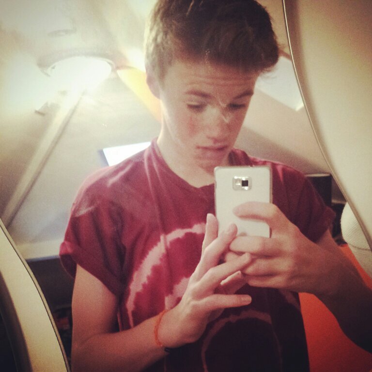 14 years old,follow me i will follow back,WOLVERHAMPTON WANDERERS,Football is my life.