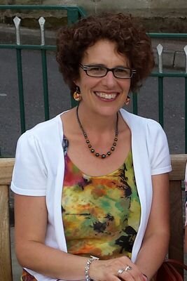Proud mother of 3. BSL interpreter. Casual gardener.