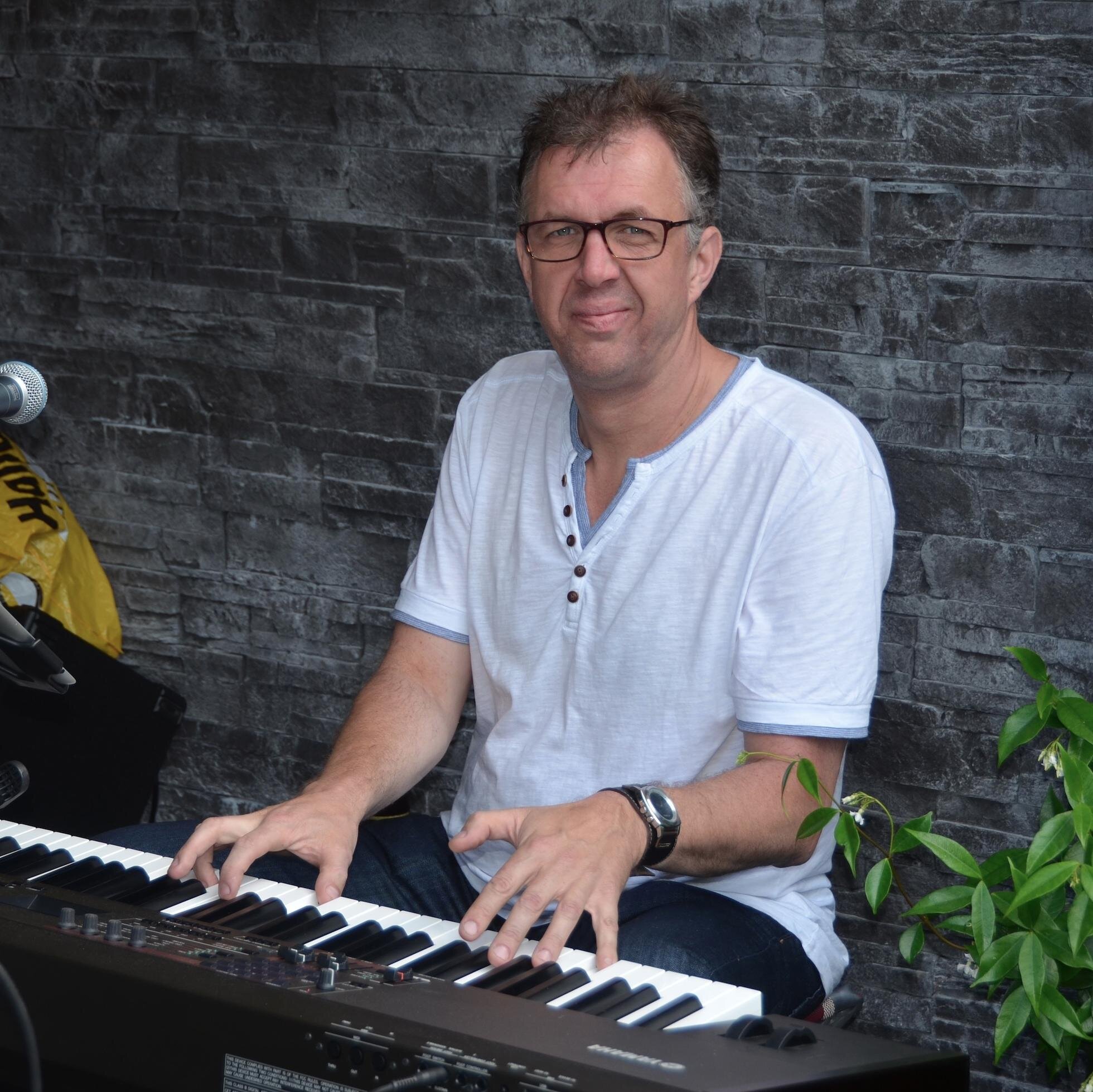 Techneut in de drukkerij van een paar landelijke dagbladen. Maak muziek in band, en thuis in mijn mini-studio, en bouw en onderhoud Wordpress/Joomla-websites