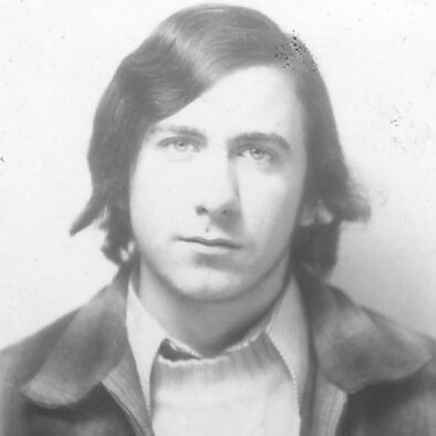 Experiodista, exprofesor, poeta. 
Editor de Luces de Gálibo