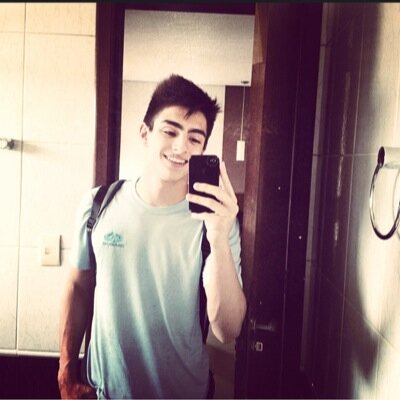 Que sorriso lindo, me diz, ele tem dono?