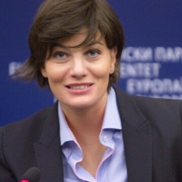 Amici, fans e supporters di @comilara referente di oltre 80.000 Italiani in Parlamento Europeo. PROFILO NON UFFICIALE.
