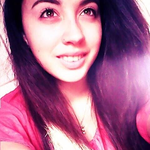 hola me llamo karyn.. soy de Chile...15 años... y blablabla q flojera ems...SIGUEME Y TE SIGO 3...