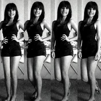 La mejor curva de una mujer, es su sonrisa(: