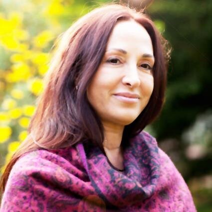 Enza Vita, author of “INSTANT PRESENCE - Allow natural meditation to happen” and founder of the non-profit MahaShanti Foundation, dedicated to awakening.