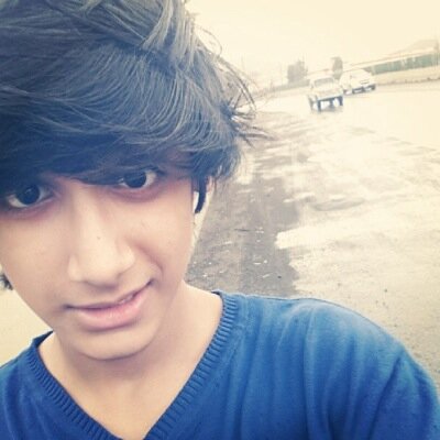 حدثتني تلك المسنہ : بأن عقلي كبير يسبق سني ، وتفكيري صائب , ولكن عيناي و قلبي هما مجرد طفل صغير يخشى الحيااھ , وما فيھاا.!