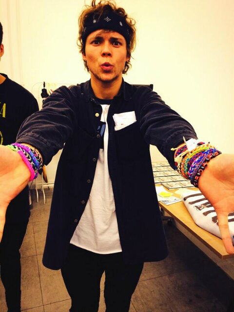 Not Follow Me, this is a free follow. Please follow @MariaPswaggy