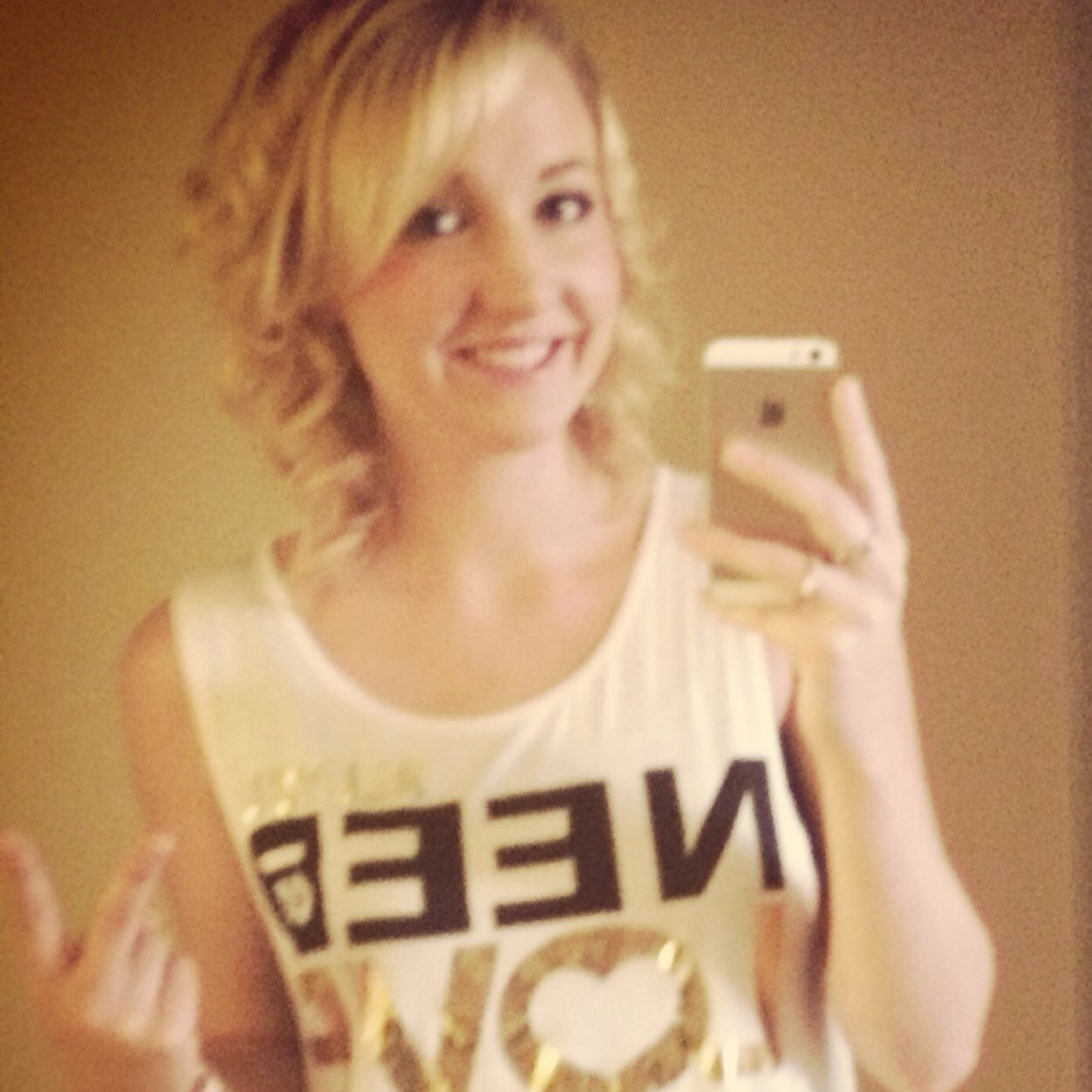 I live to love, laugh and sparkle :)
