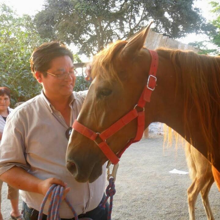 medico internista del H. rebagliati, casado, mis 2 hijos Alejandro y Marcelo me hacen un orgulloso padre.