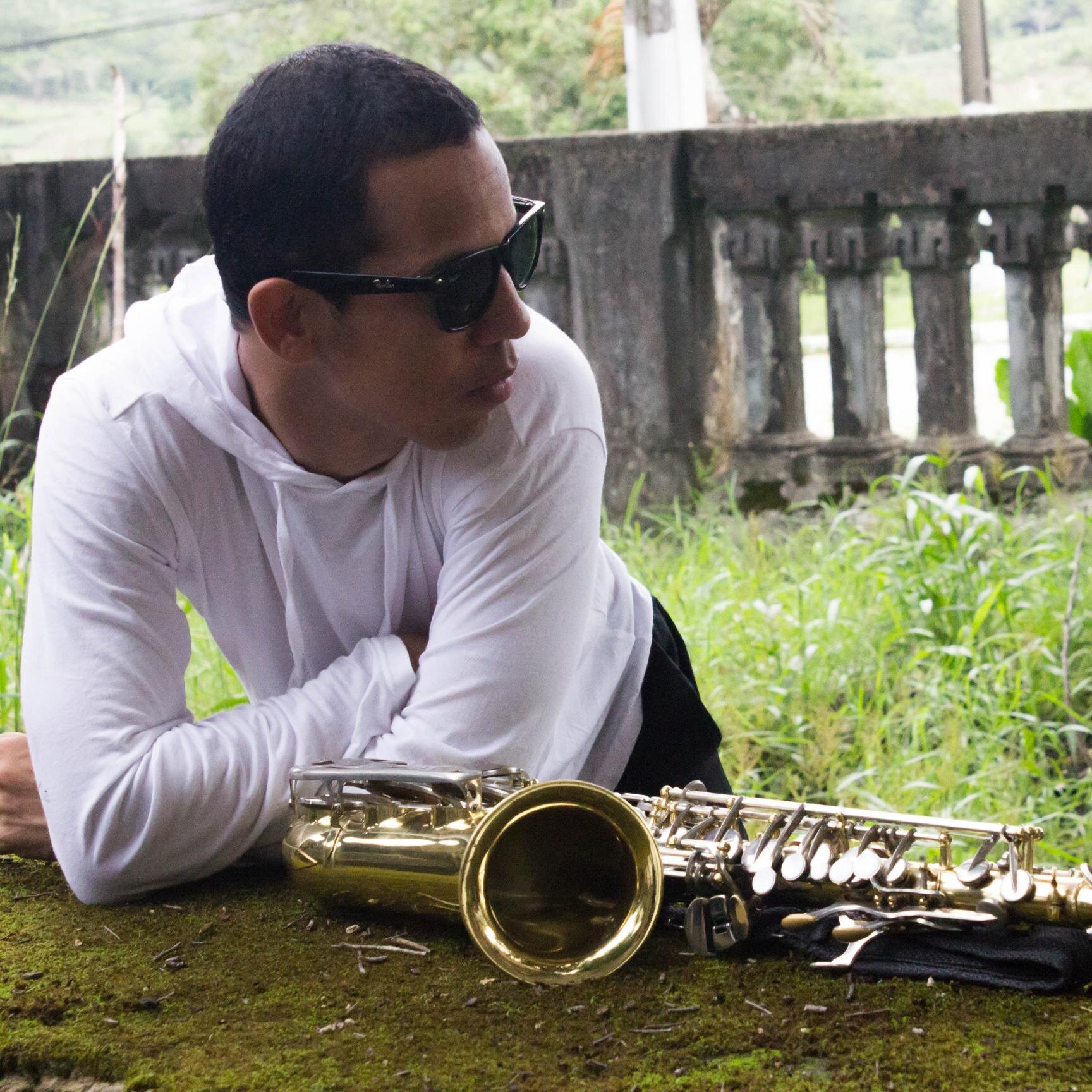 Me chamo Keffas Marttins Sou musico alguns Anos, passei minha vida tocando dentro de igrejas e hj passei por algumas bandas,minha primeira banda foi Celebridade