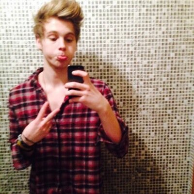HII I DONT MEAN TO BE A BOTHER BUT IF YOU COULD DO ME A HUGE FAVOUR AND RT THIS LINK IT WOULD MEAN THE WORLD TO ME TYSM I LOVE YOU⛄☺