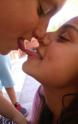 Nací de una cosa redonda, de ahi mi amor al futbol. // La amo como nadie, le quiero como siempre y me gusta como nunca.//LEVANTE UD