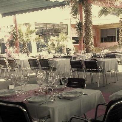 La Taberna de Port Ginesta. Buenas vistas para desayunar, Vermut time, comer, cenar,  tomar una copa, o sentarte en un buen sitio para dejar de pensar.