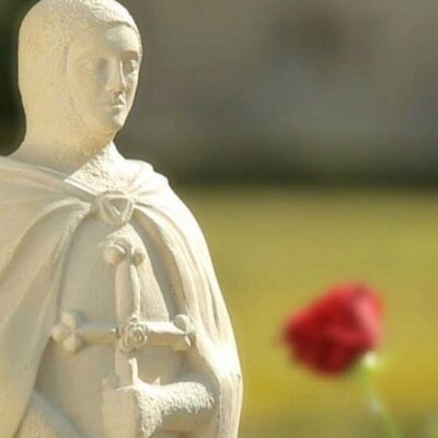 Se citaron los dos para en la plaza
 tal día, y a tal hora, y en tal suerte:
 una vida de muerte
 y una muerte de raza