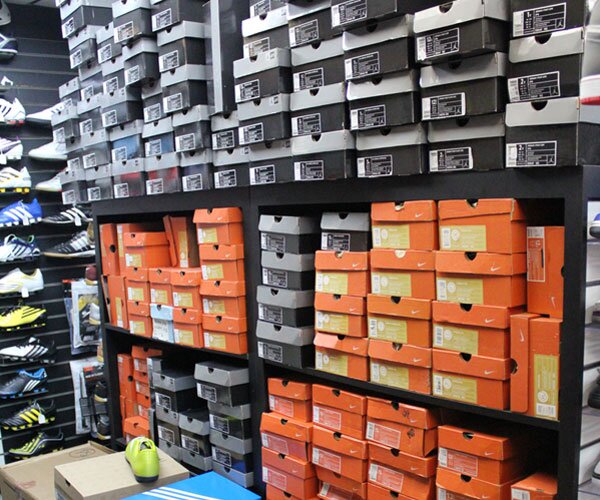 pagina di vendita online di sneakers, accessori ed abbigliamento dei migliori marchi,come Adidas,Nike,Converse e tanti altri...merce scontata tutto l'anno!