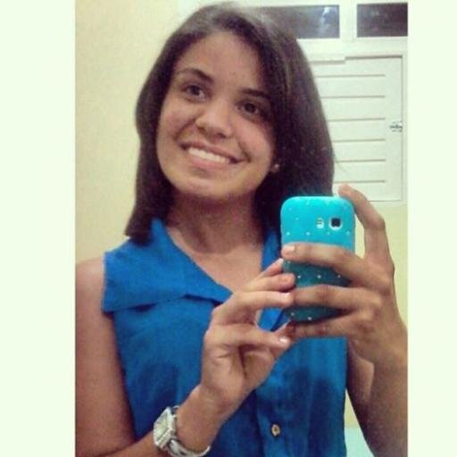 “Sorria, brinque, chore, beije, morra de amor, sinta, sonhe, grite, e, acima de tudo viva.”