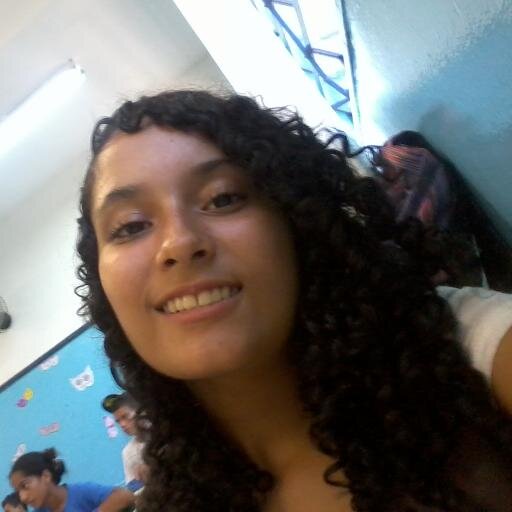 Sou louca por Jesus e por ele largo tudo e todos,toco piano,canto,tenho muitos sonhos....e gosto de conhecer outras pessoas e culturas.