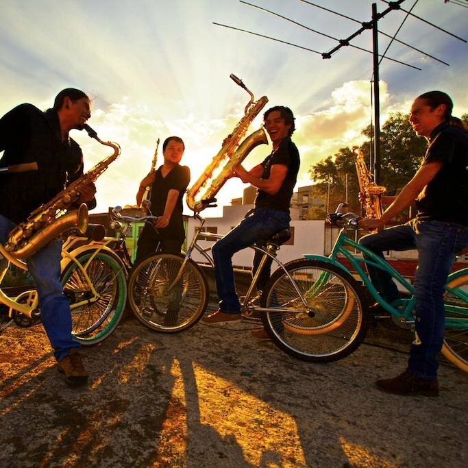 Cuarteto creado en 2003 musica de camara a través de 4 saxofones, mezclando la música clásica con los colores de la música tradicional del mundo