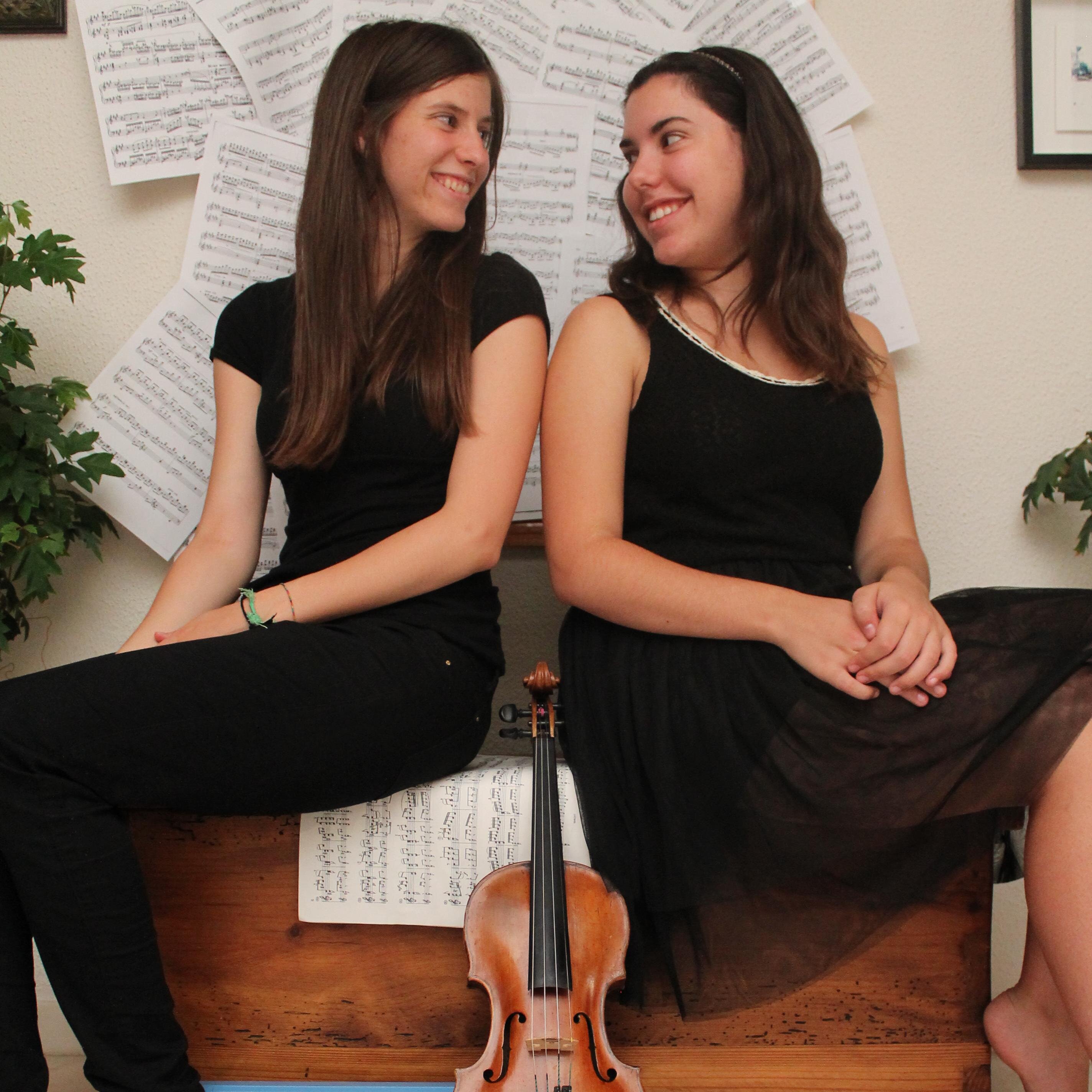Dúo de violín (Paloma Álvarez Crespo) y piano (Laura Domínguez Meca) para hacer conciertos o amenizar eventos con cualquier tipo de música y versiones.