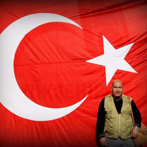 Ülke,Bayrak ve Anadolu aşığı El-etek öpmeyen, tırnaklarıyla kazıyıp, alın teriyle yaşayan, TBMM'den emekli, Alaylı profesyonel gazeteci/ Fotoğrafçı