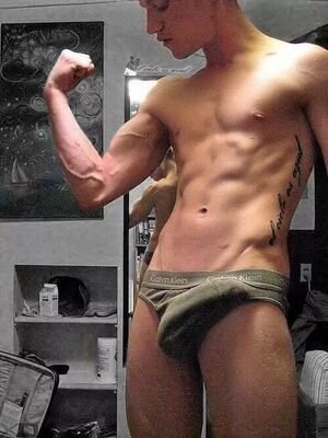Me gustan las fotos de vergas grandes!!!no sigo candados,huevos ect solo fotos de vergas grandes y No soy el de las fotos!