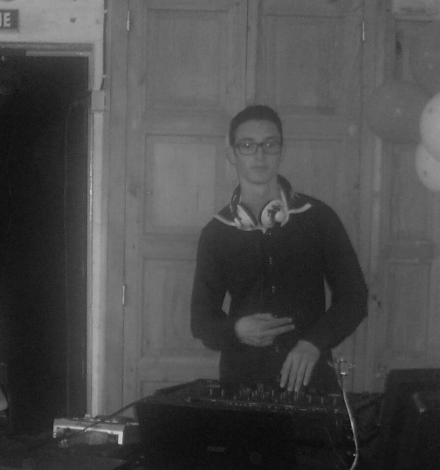 Je suis DJ résident a Radio Aviva ,  je vous envoie les meilleur son qui sorte en Club Européens en live 
http://t.co/iB8J3hKPZ2  
 Samedi de 23h à 00h