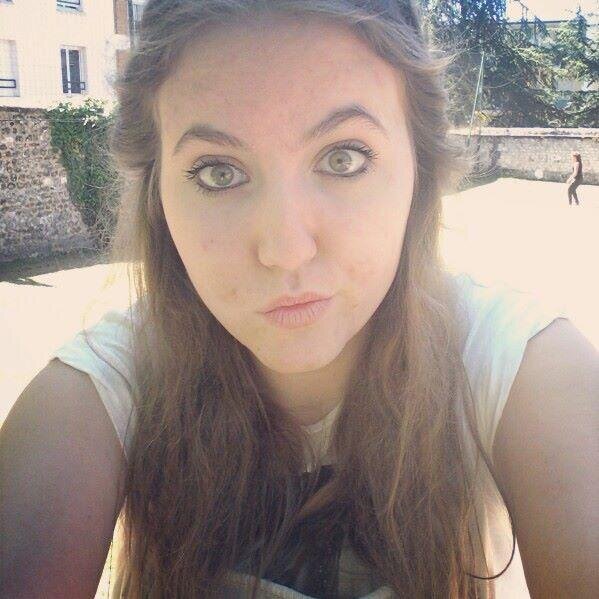 Hiiiii. I'm a teenage dirtbag. French girl who needs love ( and food.)