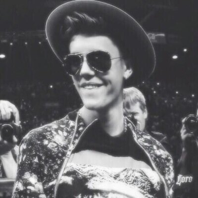 THIS IS A FREE FOLLOW. go follow @jileyskxttles or get unfollowed. shes a belieber!